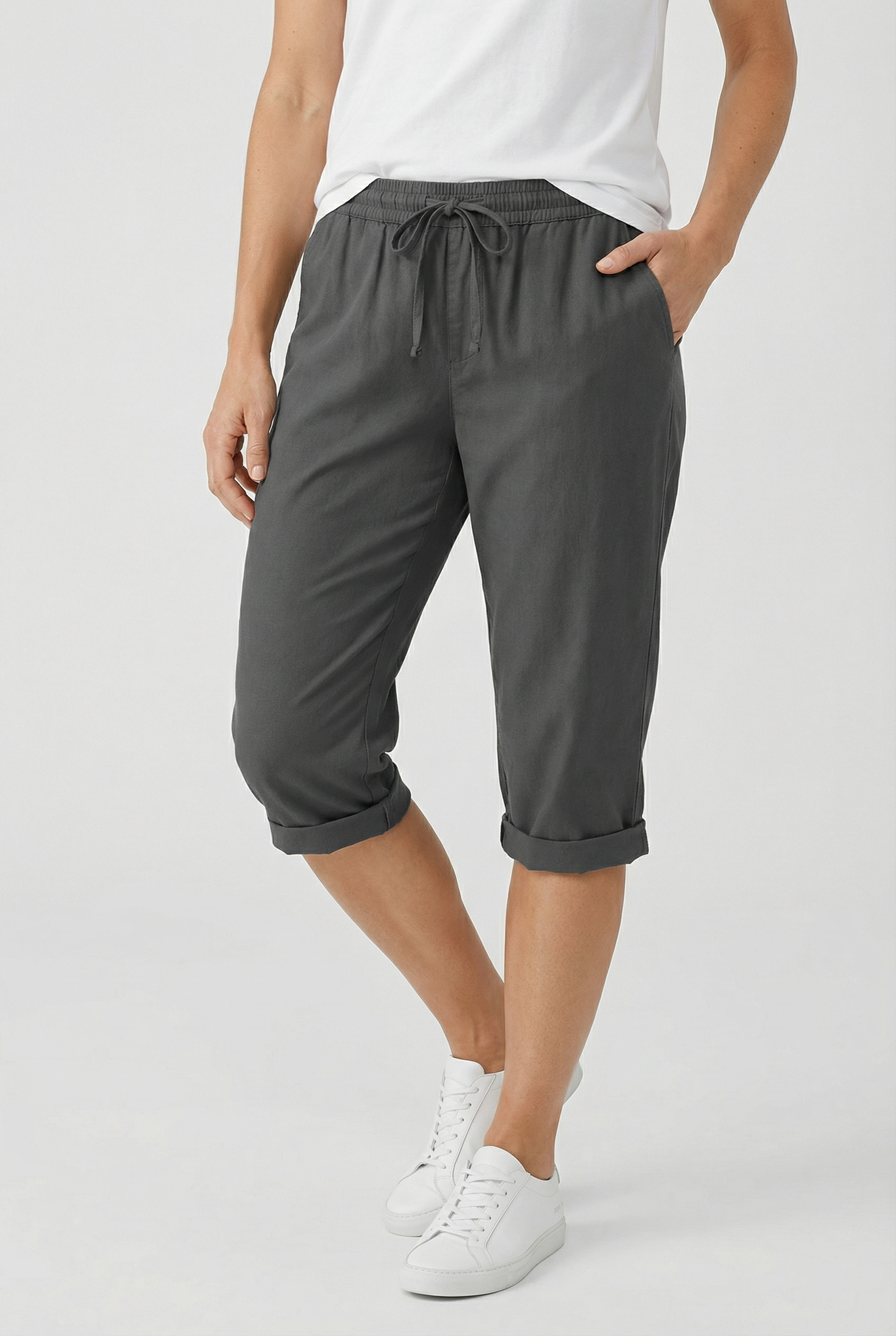 Women's linen capri trousers in dark grey – relaxed cropped summer style