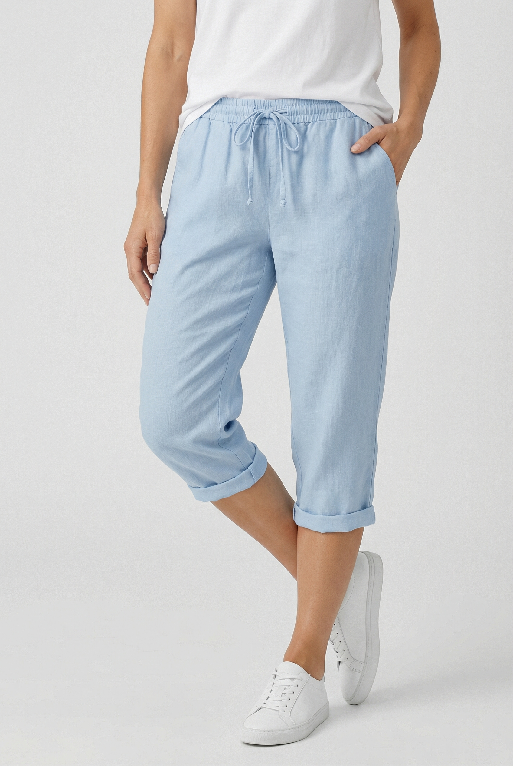 Women's linen capri trousers in light blue – relaxed fit cropped length